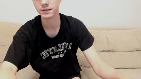 Snapshot of yueslang chatting on 10-20-25, 07:14 Yue Lang and Samm online show from 10-20-25, 07:14