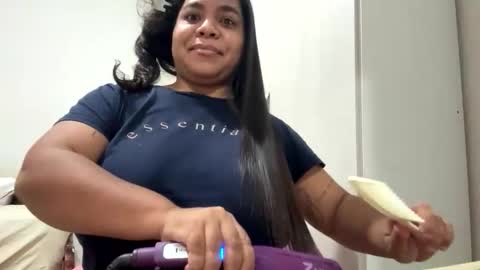 Snapshot of yulissa18 chatting on 10-13-25, 02:33 Yuli and SaraIndependent model online show from 10-13-25, 02:33