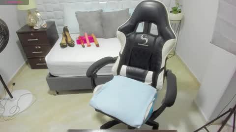 Snapshot of yulitza1025 chatting on 11-06-25, 11:11 Y U L I T Z A online show from 11-06-25, 11:11