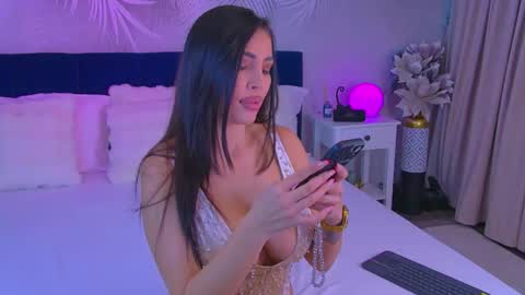 Snapshot of yviesweet chatting on 10-29-25, 07:10 Laura online show from 10-29-25, 07:10