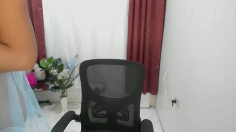 Snapshot of yvonne_s3xy chatting on 10-23-25, 01:49 Yvonne online show from 10-23-25, 01:49