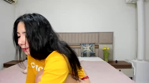 Snapshot of yvonnebabe chatting on 12-28-24, 06:28 yvonnebabe online show from 12-28-24, 06:28