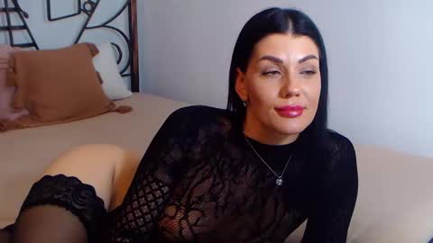 I V Y   online show from 12-16-24, 12:37