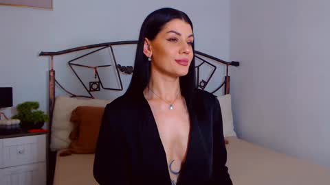 I V Y   online show from 02-15-25, 09:37