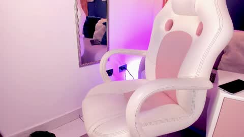 Zaira  online show from 06-15-26, 10:50