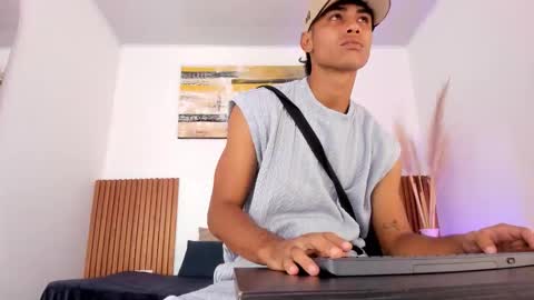 Snapshot of zander_2120 chatting on 12-20-25, 12:56 Zander online show from 12-20-25, 12:56