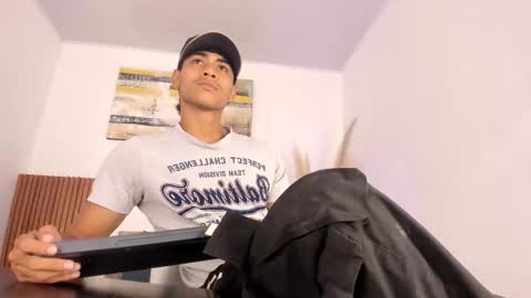 Snapshot of zander_2120 chatting on 03-05-26, 01:40 Zander online show from 03-05-26, 01:40