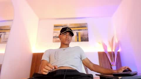 Snapshot of zander_2120 chatting on 05-08-26, 01:27 Zander online show from 05-08-26, 01:27