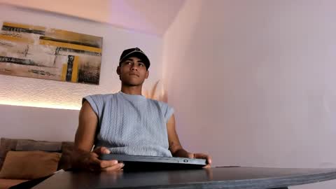 Snapshot of zander_2120 chatting on 05-21-26, 01:40 Zander online show from 05-21-26, 01:40