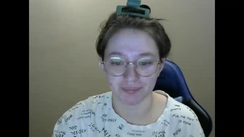 Snapshot of zara_golden chatting on 02-10-25, 03:03 chaturcum online show from 02-10-25, 03:03