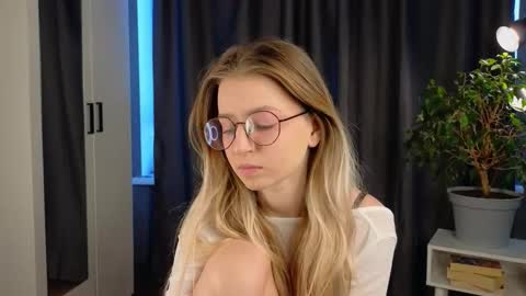 Snapshot of zegoi chatting on 09-23-25, 01:25 Avi online show from 09-23-25, 01:25