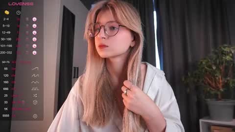 Snapshot of zegoi chatting on 10-18-25, 01:12 Avi online show from 10-18-25, 01:12