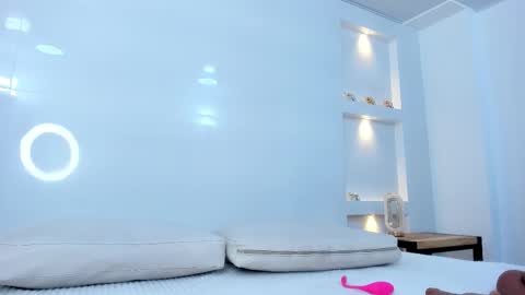 Zenda Evans online show from 12-19-25, 04:52