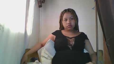 Snapshot of zenicee chatting on 12-05-25, 12:14 zenicee online show from 12-05-25, 12:14