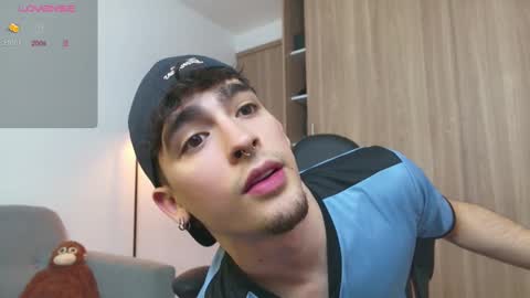 Snapshot of zenn_rush chatting on 02-12-25, 01:27 Zenn online show from 02-12-25, 01:27