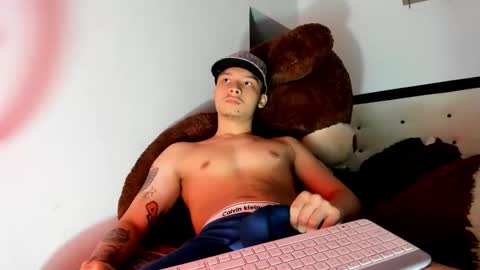 Snapshot of zeusjeff chatting on 12-02-25, 09:10 zeus online show from 12-02-25, 09:10