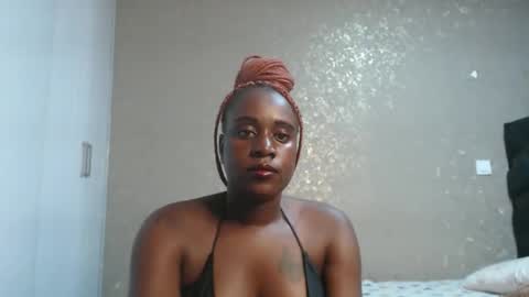 Snapshot of zinadine_ chatting on 02-17-26, 02:35 Zinadine online show from 02-17-26, 02:35