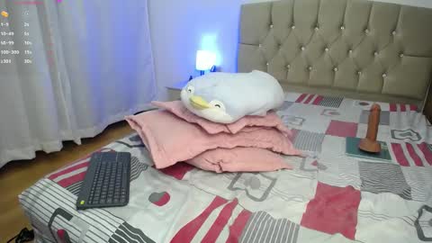 Snapshot of zoe_alanaa chatting on 12-24-24, 11:33 ZOEE online show from 12-24-24, 11:33