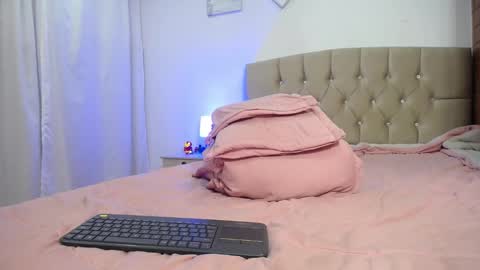 Snapshot of zoe_alanaa chatting on 02-02-25, 02:06 ZOEE online show from 02-02-25, 02:06