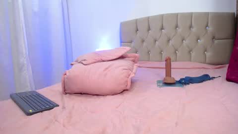 Snapshot of zoe_alanaa chatting on 02-13-25, 03:07 ZOEE online show from 02-13-25, 03:07