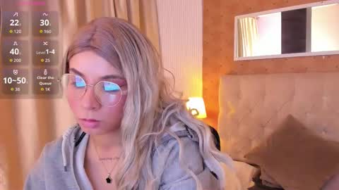 Snapshot of zoe_alanaa chatting on 10-19-25, 10:05 ZOEE online show from 10-19-25, 10:05