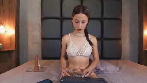  ZOE  GILLSc online show from 07-10-26, 06:54