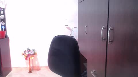 Snapshot of zoe_khall chatting on 12-14-25, 04:18 ZOE online show from 12-14-25, 04:18