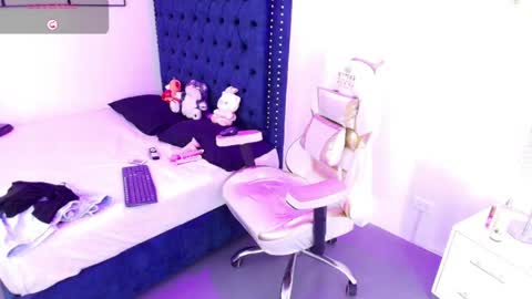 Snapshot of zoe_m00n chatting on 05-16-26, 07:45 zoe online show from 05-16-26, 07:45