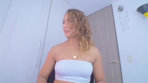 Snapshot of zoe_moon85 chatting on 12-18-25, 08:26 zoe online show from 12-18-25, 08:26