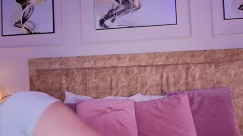 Snapshot of zoe_moon__ chatting on 06-10-26, 11:09 zoe_moon__ online show from 06-10-26, 11:09