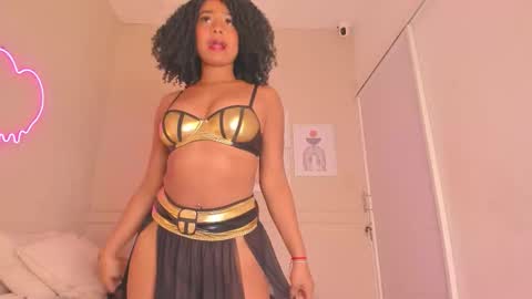 Hi guys i am Zoe  online show from 11-11-25, 12:05