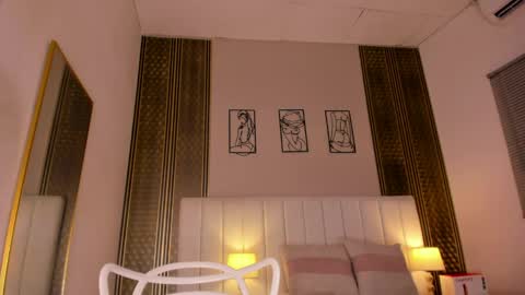 Hi guys i am Zoe  online show from 04-28-26, 11:37