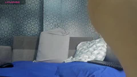 Snapshot of zoe_white__ chatting on 12-01-25, 12:43 Zoe online show from 12-01-25, 12:43