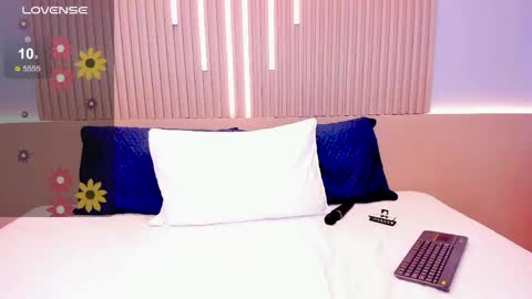 zoee_cute_ online show from 04-24-26, 01:46