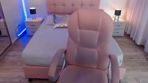 Snapshot of zoee_joness chatting on 11-11-25, 03:06 zoe online show from 11-11-25, 03:06