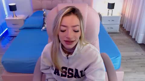 Snapshot of zoee_joness chatting on 11-15-25, 04:21 zoe online show from 11-15-25, 04:21