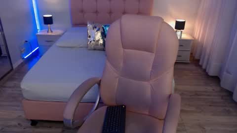 Snapshot of zoee_joness chatting on 11-29-25, 01:30 zoe online show from 11-29-25, 01:30