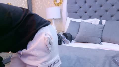 Zoe Krug online show from 10-07-25, 04:15