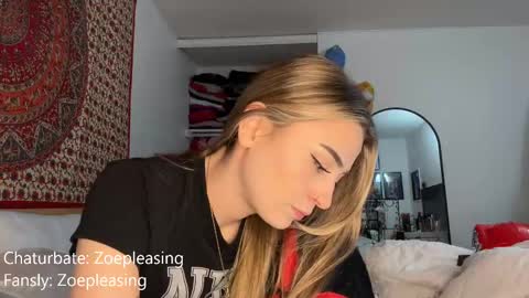 Snapshot of zoepleasing chatting on 10-11-25, 12:54 zoepleasing online show from 10-11-25, 12:54