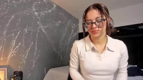 Snapshot of zoewestt chatting on 10-20-25, 01:11 Zoe online show from 10-20-25, 01:11