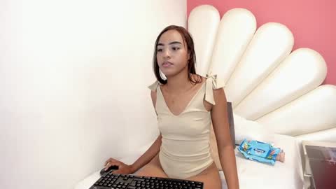 Snapshot of zoey_donovan_ chatting on 01-15-25, 09:20 Zoe online show from 01-15-25, 09:20