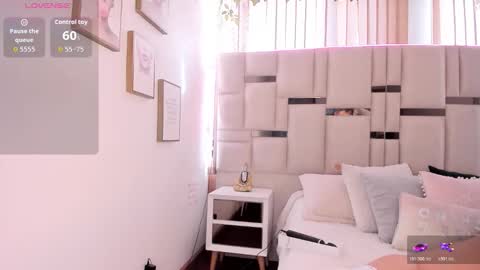 zoey thommpson online show from 11-06-25, 07:59