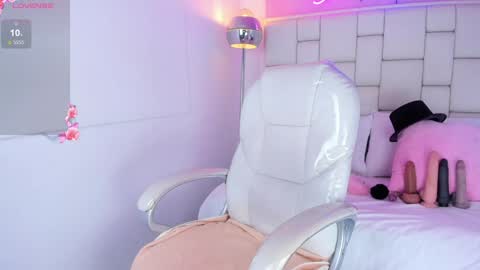 Snapshot of zoeysnow chatting on 02-05-25, 11:44 Z O E online show from 02-05-25, 11:44