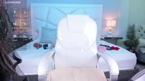 Snapshot of zoeysnow chatting on 03-04-25, 11:51 Z O E online show from 03-04-25, 11:51