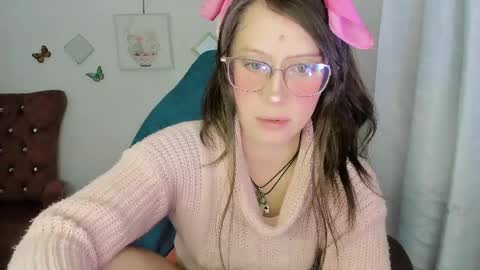 Snapshot of zooeybelair chatting on 05-08-26, 04:51 Alicie online show from 05-08-26, 04:51