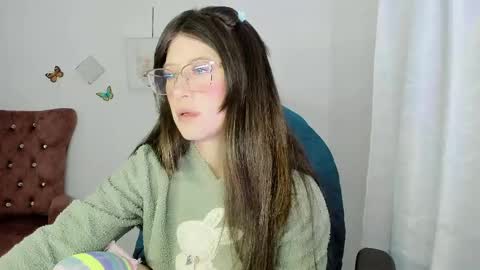 Snapshot of zooeybelair chatting on 05-09-26, 06:29 Alicie online show from 05-09-26, 06:29