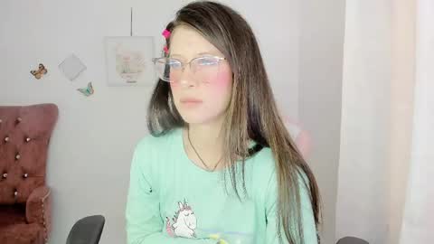 Snapshot of zooeybelair chatting on 05-18-26, 04:13 Alicie online show from 05-18-26, 04:13