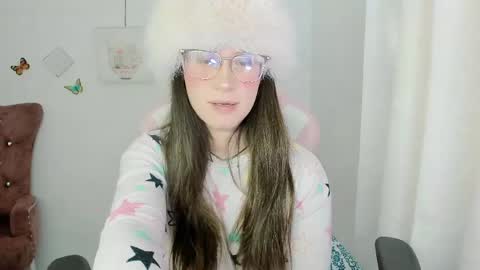 Snapshot of zooeybelair chatting on 05-19-26, 02:45 Alicie online show from 05-19-26, 02:45