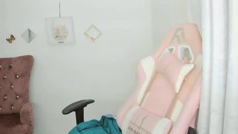 Snapshot of zooeybelair chatting on 06-08-26, 04:57 Alicie online show from 06-08-26, 04:57