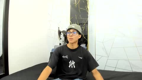 Snapshot of zoro_v chatting on 10-20-25, 07:25     online show from 10-20-25, 07:25